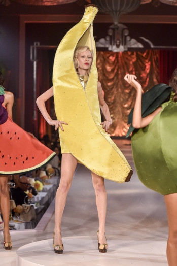 
Loạt người mẫu diện trang phục trái cây vô cùng ngộ nghĩnh.