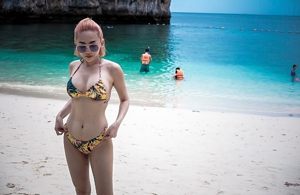 
Là một trong những mỹ nhân Việt nổi tiếng dáng chuẩn, Tóc Tiên luôn khiến fan "ngã gục" khi khoe ảnh diện bikini.