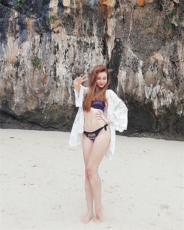 
Mlee "ghi điểm tuyệt đối" trong trang phục bikini họa tiết mix cùng áo khoác kimono trắng.
