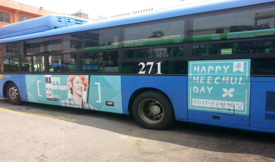 
Hình ảnh những chiếc xe buýt được trang trí lung linh như thế này không còn quá xa lạ đối với fan Kpop. Có thể nói đây chính là một trong những cách họ thể hiện tình yêu của mình với thần tượng.