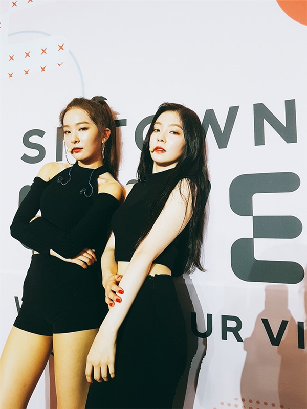 
Seulgi và Irene (Red Velvet) đẹp sắc sảo, khác biệt với vẻ dễ thương thường ngày.