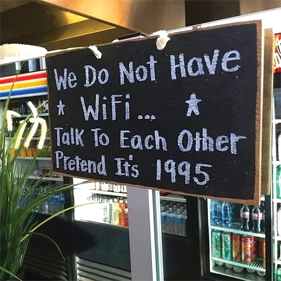
“We do not have wifi. Talk to each other pretend it’s like 1995” (Chúng tôi không có wifi. Hãy nói chuyện với nhau như thể đang sống ở năm 1995)