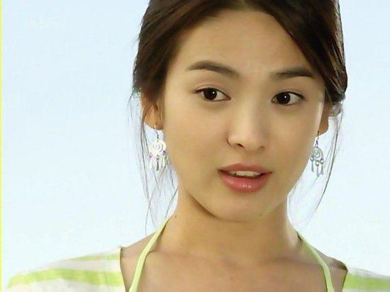 
Thành công nối tiếp thành công, dự án phim truyền hình tiếp theo mang tên Ngôi nhà hạnh phúc (2004) như một “bước ngoặt” giúp Song Hye Kyo “lột xác”, thay đổi hình ảnh của cô trong lòng khán giả. 


Với Ngôi nhà hạnh phúc, Hye Kyo phá vỡ hình tượng yếu ớt, đượm buồn trong các vai diễn trước đây của mình để vào vai cô nàng Han Ji Eun năng động, sôi nổi, cá tính và yêu đương cũng rất ngọt ngào. Nhân vật Ji Eun là một hóa thân mới mẻ đầy cá tính của Hye Kyo.