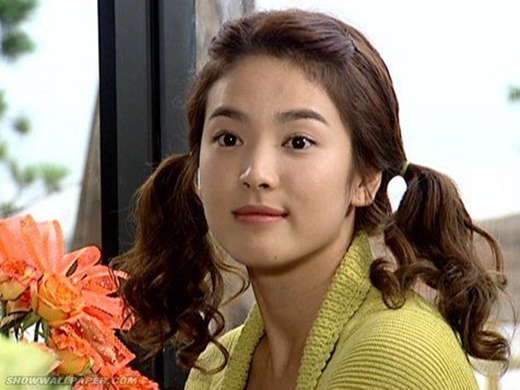 
Thành công nối tiếp thành công, dự án phim truyền hình tiếp theo mang tên Ngôi nhà hạnh phúc (2004) như một “bước ngoặt” giúp Song Hye Kyo “lột xác”, thay đổi hình ảnh của cô trong lòng khán giả. 


Với Ngôi nhà hạnh phúc, Hye Kyo phá vỡ hình tượng yếu ớt, đượm buồn trong các vai diễn trước đây của mình để vào vai cô nàng Han Ji Eun năng động, sôi nổi, cá tính và yêu đương cũng rất ngọt ngào. Nhân vật Ji Eun là một hóa thân mới mẻ đầy cá tính của Hye Kyo.