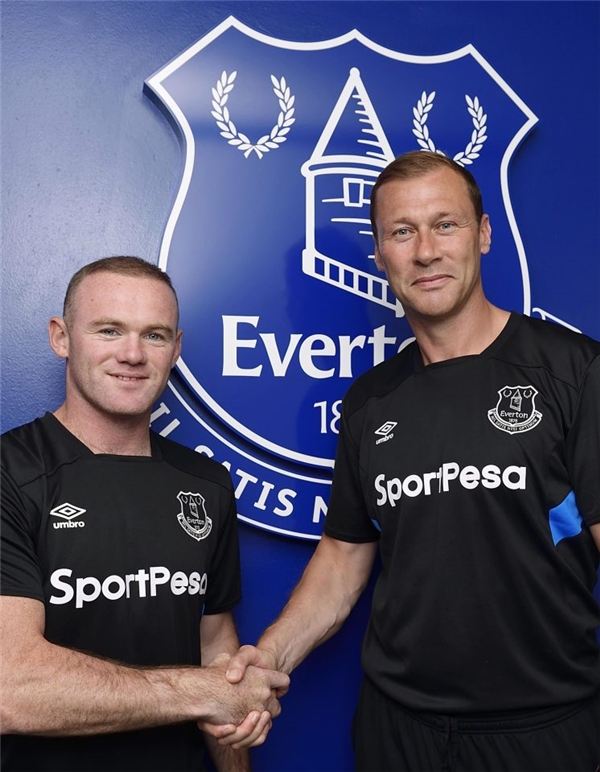 
Rooney bên cạnh thần tượng thuở nhỏ, Duncan Ferguson.