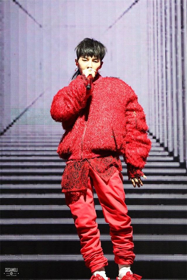 
Đêm diễn đã mở màn với sự xuất hiện hoành tráng của G-Dragon trên sân khấu. 