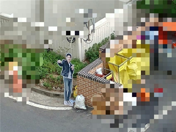
Bức ảnh standee của Song Joong Ki tại một địa điểm tập kết rác được chia sẻ tràn lan trên mạng xã hội.