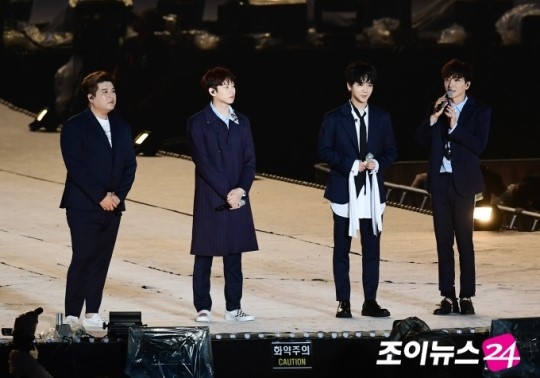 

Bốn thành viên không khỏi xúc động khi xuất hiện cùng nhau trên sân khấu.