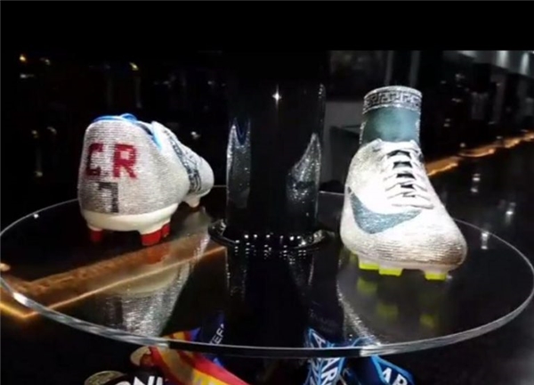 
Hai đôi giày khác được khắc tên CR7 để ghi nhận những cống hiến của anh cho nền bóng đá.