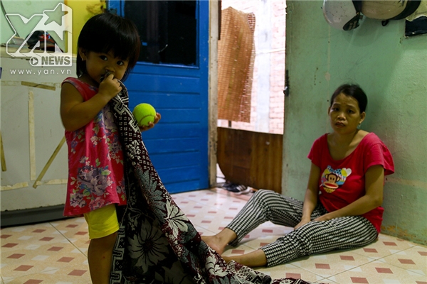 
Chị Nguyễn Thị Kim Anh, con gái ông Út mắc bệnh thiếu máu di truyền, sức khỏe không đủ nên chị không thể lao động.