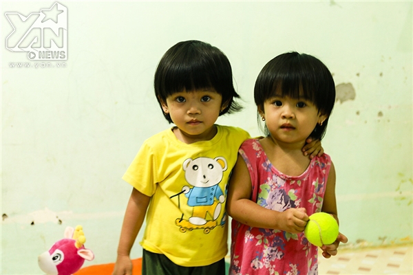 
Cũng như bao đứa trẻ khác, hai bé Bảo Ngọc và Bảo Trâm rất háo hức mong mỏi được đến trường.