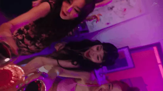 
Red Velvet "quẩy" tưng bừng trong MV vừa ra mắt.