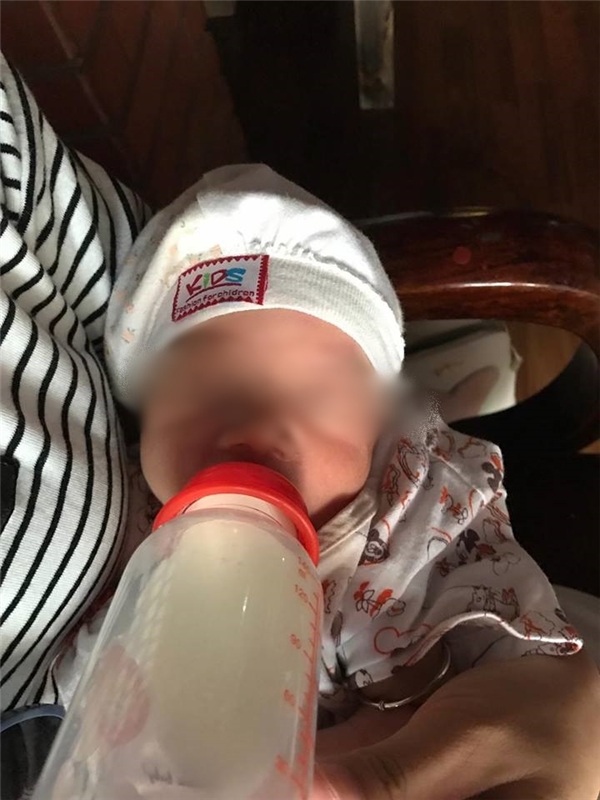 
Vì Bella không có sữa nên em bé hoàn toàn phải dùng sữa ngoài.