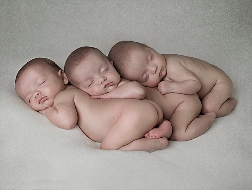 
Lúc mới sinh ra, các bác sĩ cố gắng lắm mới có thể phân biệt được ba anh em.