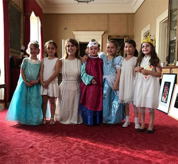 
Harper vui vẻ chụp ảnh lưu niệm cùng bạn bè tại Cung điện Hoàng gia Anh.