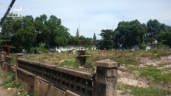 
Một phần nghĩa trang nằm bên phải trục đường Tân Kỳ Tân Quý đã được giải tỏa gần hết.