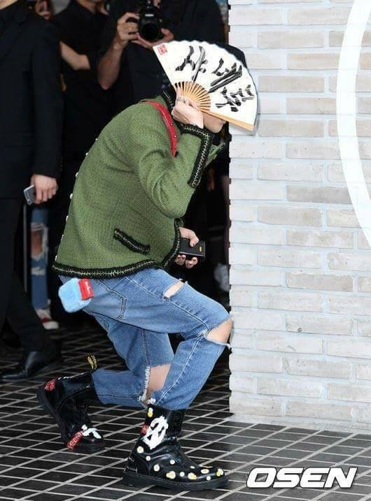 
Xuất hiện tại sự kiện của Chanel gần đây, G-Dragon đã gây ấn tượng bởi phong cách thời trang độc đáo của mình. Đặc biệt chiếc giầy của anh đã thu hút một lượng chú ý không nhỏ.