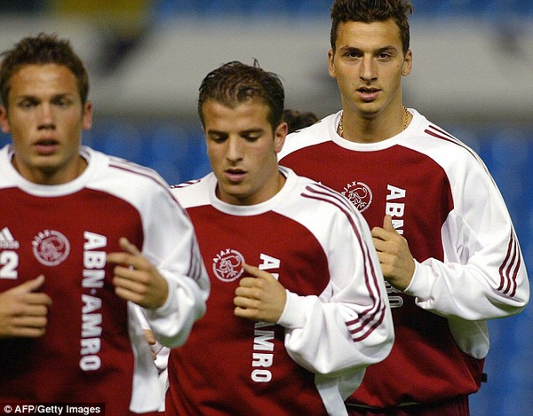 
Ibra từng doạ đạp gãy chân đồng đội Van der Vaart khi còn thi đấu cho Ajax.