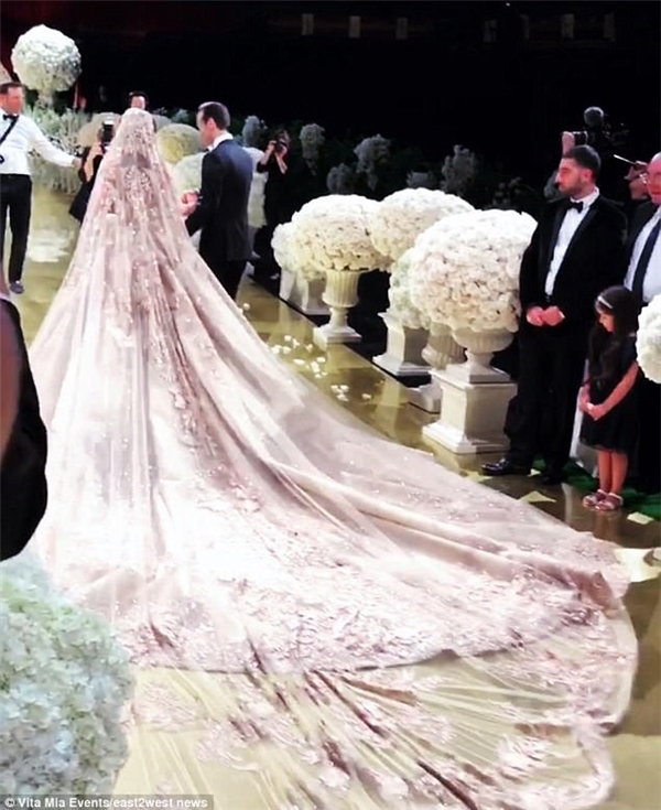 
Chiếc váy cưới cổ tích đầy xa hoa của tiểu thư nước Nga khiến cả Hollywood cũng trầm trồ.