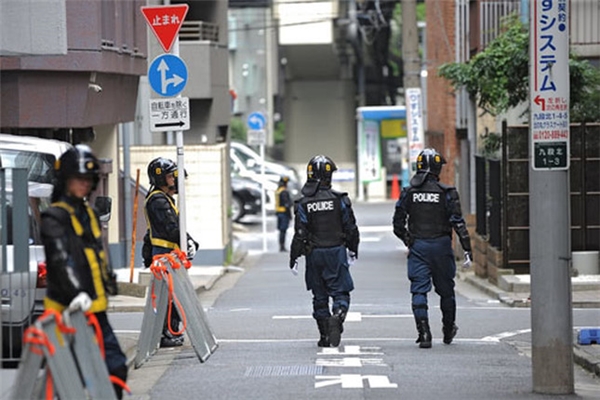 
Một khu phố nhưng lại có rất nhiều cảnh sát tuần tra ở Tokyo, Nhật Bản.