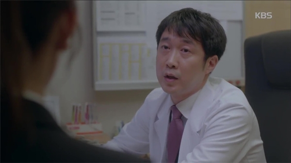 
Bác sĩ nói tình trạng bệnh tình của Dong Man với Ae Ra.