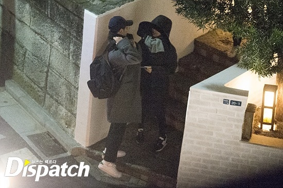 
Một số hình ảnh Song Joong Ki tiễn Song Hye Kyo về nhà và đã đứng trước cửa nói chuyện cùng nhau lúc đêm khuya được "ông trùm" Dispatch chụp được.