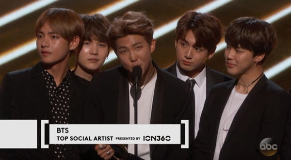 
BTS từng đoạt giải tại Billboard Music Awards nhờ vào lượng bình chọn của người hâm mộ.