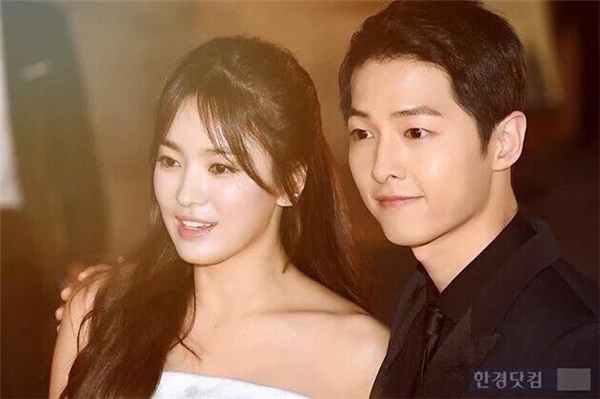 
Cặp đôi Song Joong Ki và Song Hye Kyo bất ngờ tuyên bố kết hôn vào ngày 5/7 vừa qua.