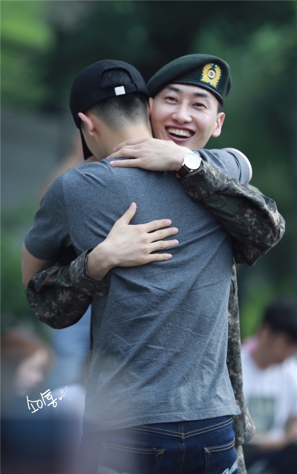
Sau khi bước ra khỏi trung tâm, Eunhyuk đã ôm lấy người anh em của mình.