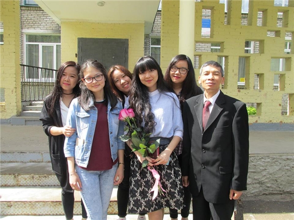 
Trang cùng gia đình và bạn bè chụp hình trong ngày tốt nghiệp.