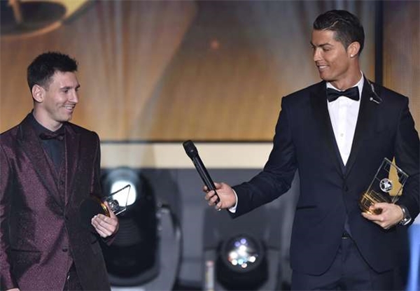 
Messi đang dần hụt chân trong cuộc đua với Ronaldo cả về sự nghiệp lẫn cuộc sống.