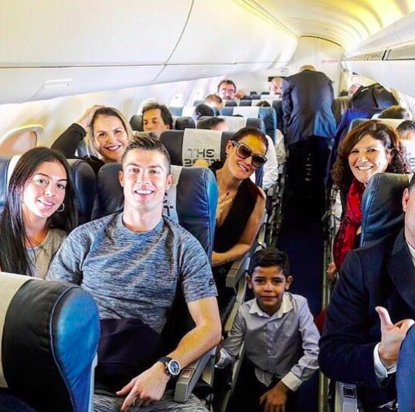 
CR7 cùng đại gia đình chụp ảnh trên máy bay trong chuyến du lịch.