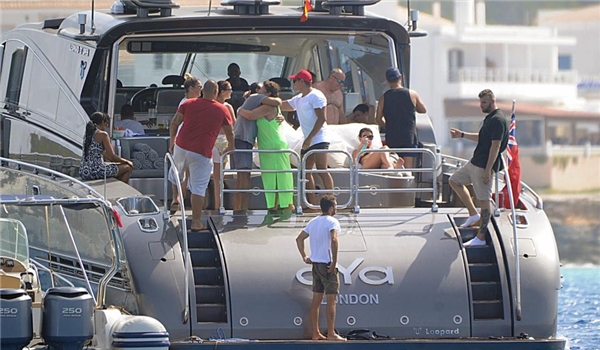 
Ronaldo thuê du thuyền đưa cả gia đình đi du ngoạn biển.