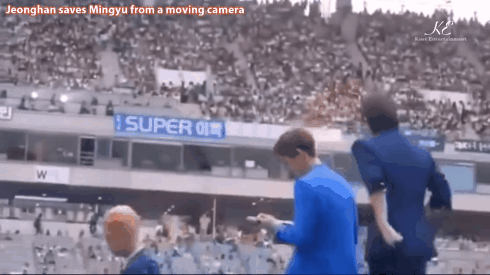 
Jeong Han bảo vệ Min Gyu khi thành viên cùng nhóm suýt va chạm với camera di động khi đang không để ý lúc bước xuống khỏi sân khấu.