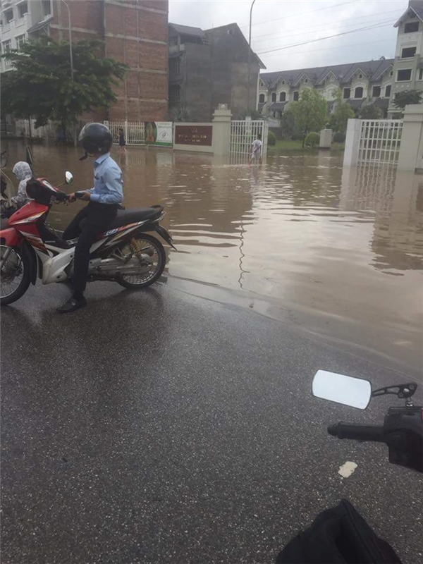 Nhiều tuyến đường tại Hà Nội ngập sau cơn mưa lớn sáng nay