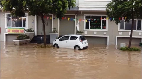 Nhiều tuyến đường tại Hà Nội ngập sau cơn mưa lớn sáng nay