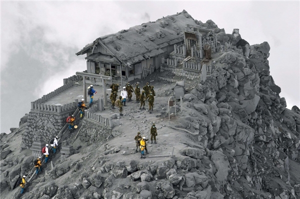 
Hình ảnh một ngôi đền bị phủ tro bụi sau khi bị phun trào núi lửa Ontake - Nhật Bản.