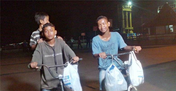 
3 anh em đạp xe 500km để đoàn tụ với mẹ
