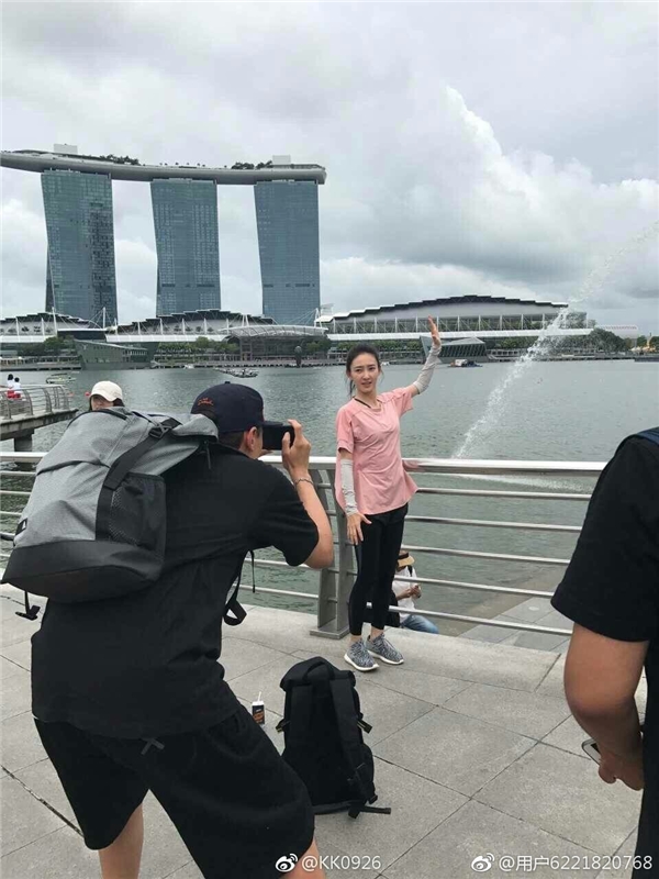 
Vương Lệ Khôn có mặt tại Singapore để ghi hình cho Amazing Race.
