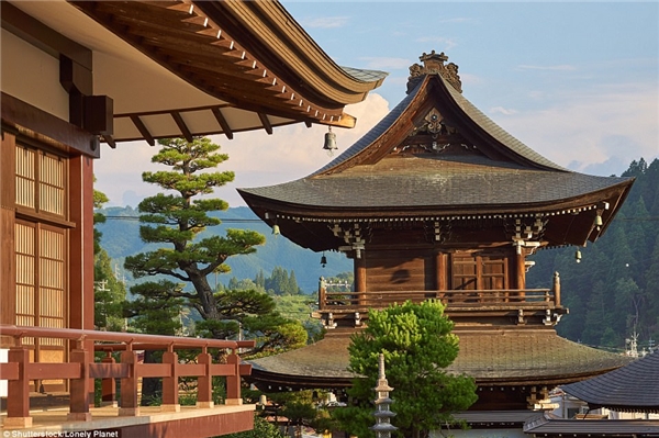 
Thành phố cổ kính trong một Nhật Bản hiện đại