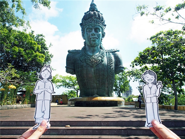 
Một bức hình chụp với tượng Vishnu tại công viên văn hóa Garuda Wisnu Kencana