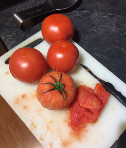 
Quả cà chua bị gọt nát bấy.