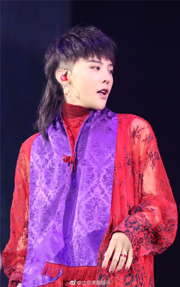 
Ở solo concert 2017, G-Dragon nâng cấp wolf cut táo bạo hơn khi gắn thêm đuôi tóc phía sau.