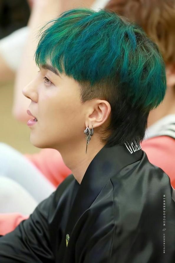 
Chàng rapper Song Mino của Winner thì chọn nhuộm lớp tóc trên màu xanh.