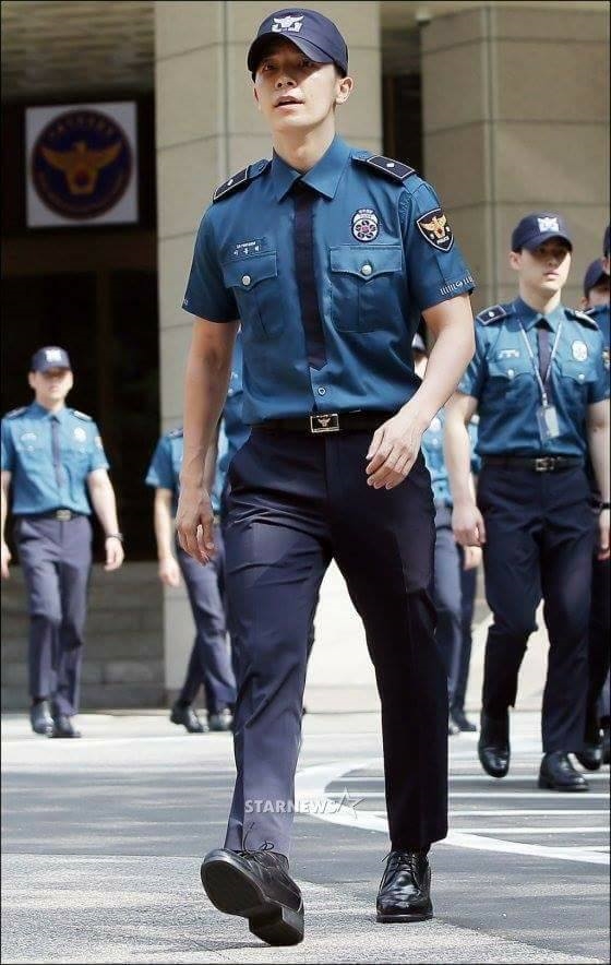 
Dong Hae đã xuất hiện vô cùng điển trai trong bộ đồng phục cảnh sát.