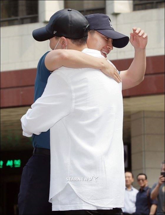 
Sau đó anh đã không giấu nổi niềm hạnh phúc và ôm lấy cậu bạn thân Eunhyuk của mình trong sự reo hò của ELF (cộng đồng fan của Super Junior).
