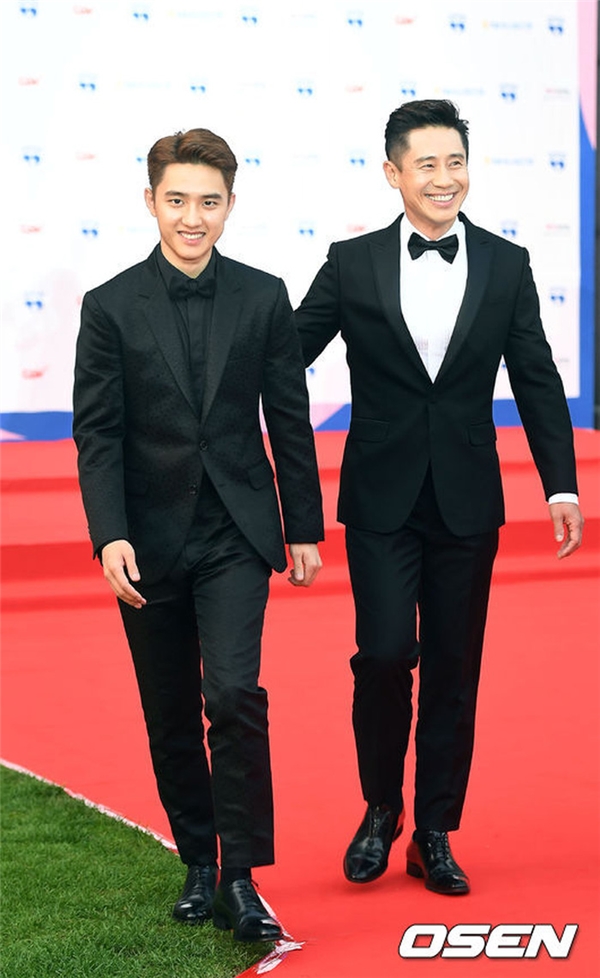 
Thành viên EXO cùng bậc tiền bối Shin Ha Kyun.