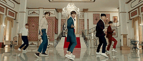 
Xuất hiện trong những bộ vest đơn giản, 2PM vẫn đầy điển trai và lôi cuốn.
