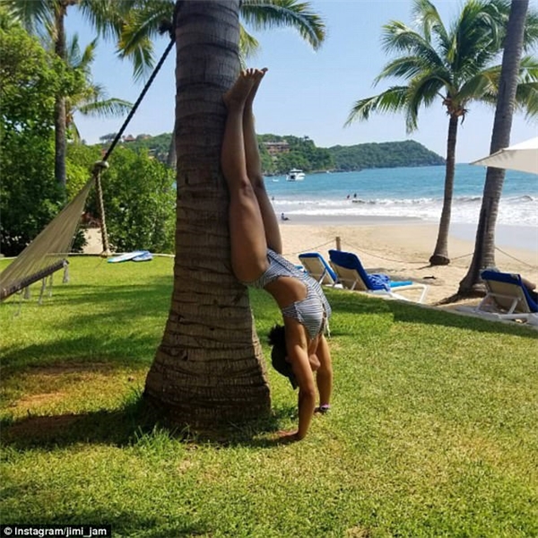 
Trong lúc trông chừng lũ trẻ, Jamie đang thực hiện bài tập yoga bên bãi biển ở Mexico.