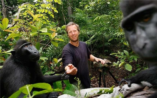 
Nhiếp ảnh gia nổi tiếng David Slater tại bối cảnh sinh ra bức hình "chú khỉ tự sướng".